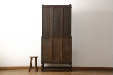 イギリスアンティーク　美品　Lloyd's Antiques(ロイズ・アンティークス)取り扱い　オーク材　ステンドグラス入り　クラシカルな佇まいが美しいビューローブックケース(ライティングビューロー、本箱、飾り棚、ワークデスク、在宅ワーク用)(R-058785)