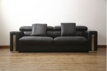 中古　美品　KELVIN GIORMANI (ケルビンジョルマーニ)　最高品質の本革が使われた重厚感あふれる2.5人掛けソファ(レザー、2人掛けソファ、3人掛けソファ、二人掛け、三人掛け)(定価約56万円)(R-058789)