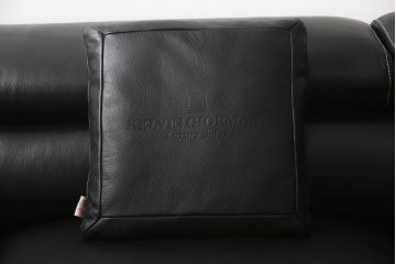 中古　美品　KELVIN GIORMANI (ケルビンジョルマーニ)　最高品質の本革が使われた重厚感あふれる2.5人掛けソファ(レザー、2人掛けソファ、3人掛けソファ、二人掛け、三人掛け)(定価約56万円)(R-058789)