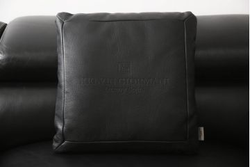 中古　美品　KELVIN GIORMANI (ケルビンジョルマーニ)　最高品質の本革が使われた重厚感あふれる2.5人掛けソファ(レザー、2人掛けソファ、3人掛けソファ、二人掛け、三人掛け)(定価約56万円)(R-058789)