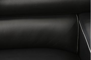 中古　美品　KELVIN GIORMANI (ケルビンジョルマーニ)　最高品質の本革が使われた重厚感あふれる2.5人掛けソファ(レザー、2人掛けソファ、3人掛けソファ、二人掛け、三人掛け)(定価約56万円)(R-058789)