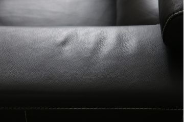 中古　美品　KELVIN GIORMANI (ケルビンジョルマーニ)　最高品質の本革が使われた重厚感あふれる2.5人掛けソファ(レザー、2人掛けソファ、3人掛けソファ、二人掛け、三人掛け)(定価約56万円)(R-058789)