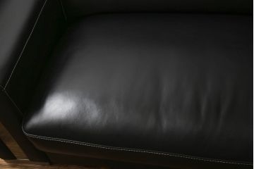 中古　美品　KELVIN GIORMANI (ケルビンジョルマーニ)　最高品質の本革が使われた重厚感あふれる2.5人掛けソファ(レザー、2人掛けソファ、3人掛けソファ、二人掛け、三人掛け)(定価約56万円)(R-058789)