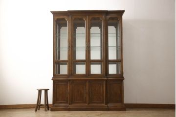 中古　美品　DREXEL HERITAGE(ドレクセルヘリテイジ)　Cameo Classics(キャメオクラシックス)　気品ある佇まいが高級感溢れるマホガニー材製三面ガラスキャビネット(定価約220万円)(キュリオケース、飾り棚、収納棚)(R-058790)
