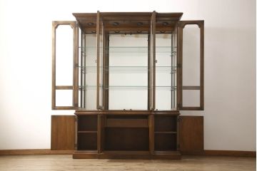 中古　美品　DREXEL HERITAGE(ドレクセルヘリテイジ)　Cameo Classics(キャメオクラシックス)　気品ある佇まいが高級感溢れるマホガニー材製三面ガラスキャビネット(定価約220万円)(キュリオケース、飾り棚、収納棚)(R-058790)