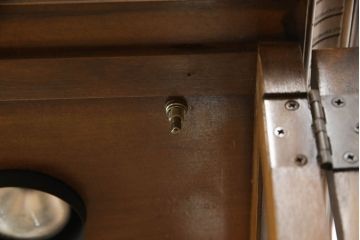 中古　美品　DREXEL HERITAGE(ドレクセルヘリテイジ)　Cameo Classics(キャメオクラシックス)　気品ある佇まいが高級感溢れるマホガニー材製三面ガラスキャビネット(定価約220万円)(キュリオケース、飾り棚、収納棚)(R-058790)