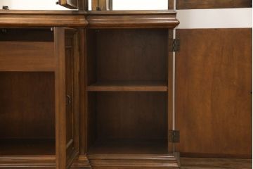 中古　美品　DREXEL HERITAGE(ドレクセルヘリテイジ)　Cameo Classics(キャメオクラシックス)　気品ある佇まいが高級感溢れるマホガニー材製三面ガラスキャビネット(定価約220万円)(キュリオケース、飾り棚、収納棚)(R-058790)