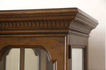 中古　美品　DREXEL HERITAGE(ドレクセルヘリテイジ)　Cameo Classics(キャメオクラシックス)　気品ある佇まいが高級感溢れるマホガニー材製三面ガラスキャビネット(定価約220万円)(キュリオケース、飾り棚、収納棚)(R-058790)