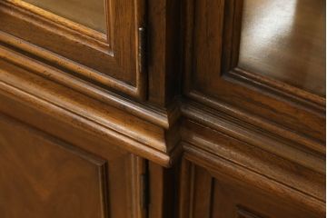 中古　美品　DREXEL HERITAGE(ドレクセルヘリテイジ)　Cameo Classics(キャメオクラシックス)　気品ある佇まいが高級感溢れるマホガニー材製三面ガラスキャビネット(定価約220万円)(キュリオケース、飾り棚、収納棚)(R-058790)
