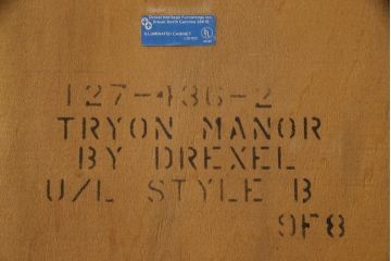 中古　美品　DREXEL HERITAGE(ドレクセルヘリテイジ)　Cameo Classics(キャメオクラシックス)　気品ある佇まいが高級感溢れるマホガニー材製三面ガラスキャビネット(定価約220万円)(キュリオケース、飾り棚、収納棚)(R-058790)