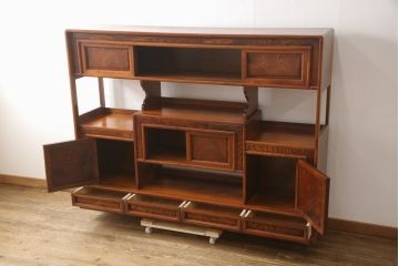 中古　美品　総漆塗り　三方欅(ケヤキ)材　無垢　国産工芸家具　美しい木目と上質なつくりが目を引く飾り棚(定価推定150万円)(茶棚、違い棚、戸棚)(R-058791)