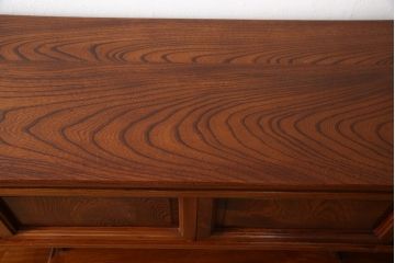 中古　美品　総漆塗り　三方欅(ケヤキ)材　無垢　国産工芸家具　美しい木目と上質なつくりが目を引く飾り棚(定価推定150万円)(茶棚、違い棚、戸棚)(R-058791)