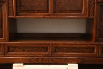 中古　美品　総漆塗り　三方欅(ケヤキ)材　無垢　国産工芸家具　美しい木目と上質なつくりが目を引く飾り棚(定価推定150万円)(茶棚、違い棚、戸棚)(R-058791)