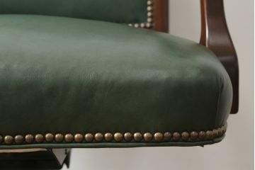 中古　美品　DREXEL HERITAGE(ドレクセルヘリテイジ)　本革　高級感ある佇まいが目を引くレザーデスクチェア(アームチェア、オフィスチェア、回転チェア)(R-058793)