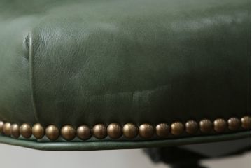 中古　美品　DREXEL HERITAGE(ドレクセルヘリテイジ)　本革　高級感ある佇まいが目を引くレザーデスクチェア(アームチェア、オフィスチェア、回転チェア)(R-058793)