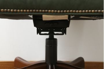 中古　美品　DREXEL HERITAGE(ドレクセルヘリテイジ)　本革　高級感ある佇まいが目を引くレザーデスクチェア(アームチェア、オフィスチェア、回転チェア)(R-058793)
