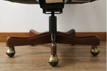 中古　美品　DREXEL HERITAGE(ドレクセルヘリテイジ)　本革　高級感ある佇まいが目を引くレザーデスクチェア(アームチェア、オフィスチェア、回転チェア)(R-058793)