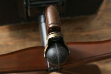 中古　美品　DREXEL HERITAGE(ドレクセルヘリテイジ)　本革　高級感ある佇まいが目を引くレザーデスクチェア(アームチェア、オフィスチェア、回転チェア)(R-058793)