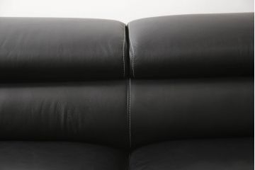 中古　美品　KELVIN GIORMANI (ケルビンジョルマーニ)　最高品質の本革が使われた重厚感あふれる2.5人掛けソファ(レザー、2人掛けソファ、3人掛けソファ、二人掛け、三人掛け)(定価約52万円)(R-058794)