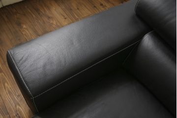 中古　美品　KELVIN GIORMANI (ケルビンジョルマーニ)　最高品質の本革が使われた重厚感あふれる2.5人掛けソファ(レザー、2人掛けソファ、3人掛けソファ、二人掛け、三人掛け)(定価約52万円)(R-058794)