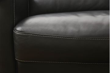 中古　美品　KELVIN GIORMANI (ケルビンジョルマーニ)　最高品質の本革が使われた重厚感あふれる2.5人掛けソファ(レザー、2人掛けソファ、3人掛けソファ、二人掛け、三人掛け)(定価約52万円)(R-058794)