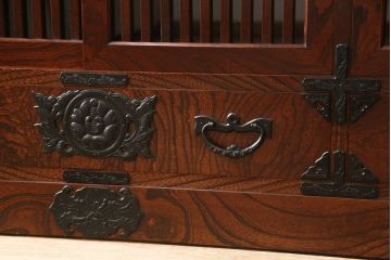 中古　美品　岩谷堂箪笥　和の趣あふれる佇まいが魅力的なサイドボード(収納棚、戸棚、リビングボード)(R-058795)