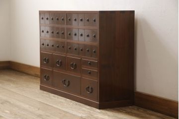 高級品!　中古　美品　国産職人手造り　前面欅(ケヤキ)・総桐　漆塗り　引き出し38杯　すっきりとした佇まいが美しい薬箪笥(定価推定70万円)(小引き出し、ドロワー、チェスト、収納タンス)(R-058803)