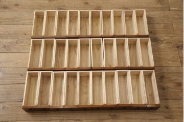 高級品!　中古　美品　国産職人手造り　前面欅(ケヤキ)・総桐　漆塗り　引き出し38杯　すっきりとした佇まいが美しい薬箪笥(定価推定70万円)(小引き出し、ドロワー、チェスト、収納タンス)(R-058803)