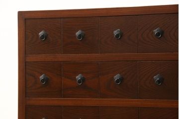 高級品!　中古　美品　国産職人手造り　前面欅(ケヤキ)・総桐　漆塗り　引き出し38杯　すっきりとした佇まいが美しい薬箪笥(定価推定70万円)(小引き出し、ドロワー、チェスト、収納タンス)(R-058803)
