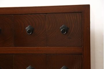 高級品!　中古　美品　国産職人手造り　前面欅(ケヤキ)・総桐　漆塗り　引き出し38杯　すっきりとした佇まいが美しい薬箪笥(定価推定70万円)(小引き出し、ドロワー、チェスト、収納タンス)(R-058803)