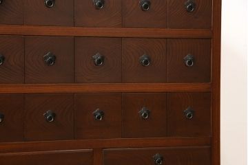 高級品!　中古　美品　国産職人手造り　前面欅(ケヤキ)・総桐　漆塗り　引き出し38杯　すっきりとした佇まいが美しい薬箪笥(定価推定70万円)(小引き出し、ドロワー、チェスト、収納タンス)(R-058803)
