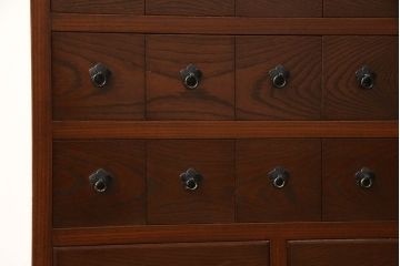 高級品!　中古　美品　国産職人手造り　前面欅(ケヤキ)・総桐　漆塗り　引き出し38杯　すっきりとした佇まいが美しい薬箪笥(定価推定70万円)(小引き出し、ドロワー、チェスト、収納タンス)(R-058803)