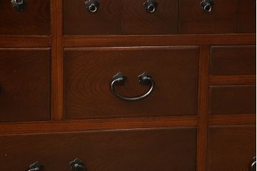 高級品!　中古　美品　国産職人手造り　前面欅(ケヤキ)・総桐　漆塗り　引き出し38杯　すっきりとした佇まいが美しい薬箪笥(定価推定70万円)(小引き出し、ドロワー、チェスト、収納タンス)(R-058803)
