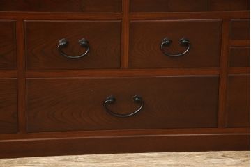 高級品!　中古　美品　国産職人手造り　前面欅(ケヤキ)・総桐　漆塗り　引き出し38杯　すっきりとした佇まいが美しい薬箪笥(定価推定70万円)(小引き出し、ドロワー、チェスト、収納タンス)(R-058803)