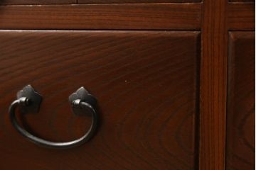 高級品!　中古　美品　国産職人手造り　前面欅(ケヤキ)・総桐　漆塗り　引き出し38杯　すっきりとした佇まいが美しい薬箪笥(定価推定70万円)(小引き出し、ドロワー、チェスト、収納タンス)(R-058803)