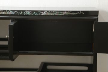中古　美品　高級民芸家具　華やかな孔雀の螺鈿(らでん)細工が目を引く飾り棚(定価約90万円)(収納棚、戸棚、茶棚)(R-058808)