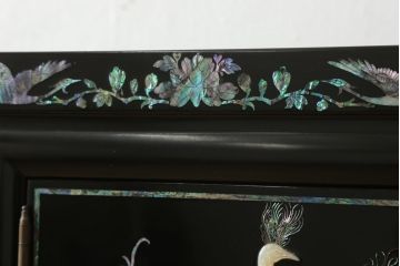 中古　美品　高級民芸家具　華やかな孔雀の螺鈿(らでん)細工が目を引く飾り棚(定価約90万円)(収納棚、戸棚、茶棚)(R-058808)
