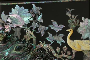 中古　美品　高級民芸家具　華やかな孔雀の螺鈿(らでん)細工が目を引く飾り棚(定価約90万円)(収納棚、戸棚、茶棚)(R-058808)