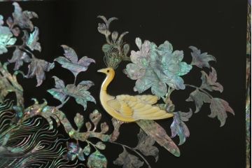 中古　美品　高級民芸家具　華やかな孔雀の螺鈿(らでん)細工が目を引く飾り棚(定価約90万円)(収納棚、戸棚、茶棚)(R-058808)