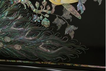 中古　美品　高級民芸家具　華やかな孔雀の螺鈿(らでん)細工が目を引く飾り棚(定価約90万円)(収納棚、戸棚、茶棚)(R-058808)
