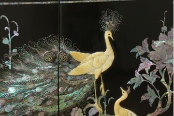 中古　美品　高級民芸家具　華やかな孔雀の螺鈿(らでん)細工が目を引く飾り棚(定価約90万円)(収納棚、戸棚、茶棚)(R-058808)