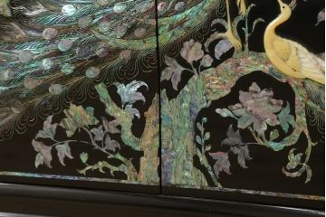 中古　美品　高級民芸家具　華やかな孔雀の螺鈿(らでん)細工が目を引く飾り棚(定価約90万円)(収納棚、戸棚、茶棚)(R-058808)
