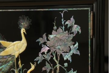 中古　美品　高級民芸家具　華やかな孔雀の螺鈿(らでん)細工が目を引く飾り棚(定価約90万円)(収納棚、戸棚、茶棚)(R-058808)