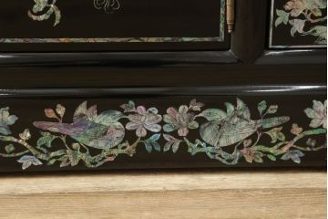 中古　美品　高級民芸家具　華やかな孔雀の螺鈿(らでん)細工が目を引く飾り棚(定価約90万円)(収納棚、戸棚、茶棚)(R-058808)