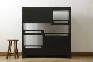 中古　美品　高級民芸家具　華やかな孔雀の螺鈿(らでん)細工が目を引く飾り棚(定価約90万円)(収納棚、戸棚、茶棚)(R-058808)