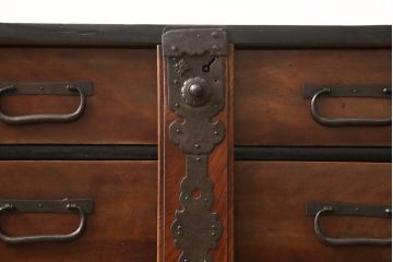 和製アンティーク　前面欅材(ケヤキ材)　漆塗り　歴史を感じさせる佇まいが魅力的な庄内小箪笥(和タンス、小物収納、引き出し、整理箪笥、時代箪笥)(R-058809)