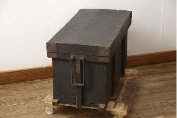 和製アンティーク　珍しいサイズとデザインが魅力の趣溢れる時代箱(長持ち、小型長持、時代箪笥、銭函、銭箱、収納箱、ディスプレイ、店舗什器)(R-058810)
