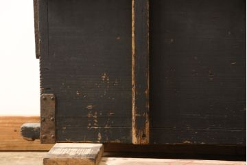 和製アンティーク　珍しいサイズとデザインが魅力の趣溢れる時代箱(長持ち、小型長持、時代箪笥、銭函、銭箱、収納箱、ディスプレイ、店舗什器)(R-058810)