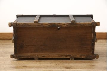 和製アンティーク　珍しいサイズとデザインが魅力の趣溢れる時代箱(長持ち、小型長持、時代箪笥、銭函、銭箱、収納箱、ディスプレイ、店舗什器)(R-058810)