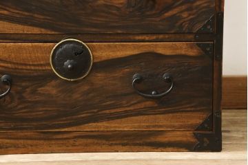 和製アンティーク　前面黒柿材(張り)　小振りなサイズ感が丁度良い、力強い木目が目を引く四段小箪笥(チェスト、和タンス、収納箪笥、引き出し)(R-058811)